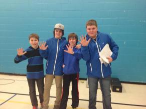 Les joueurs de l'école Boisvert après avoir remporté leur dernier match leur permettant de prendre le 5e rang provincial.